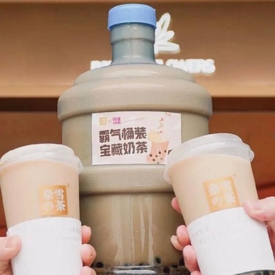 奈雪推出霸气桶装奶茶,“报复性喝奶茶”真的来了?!
