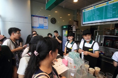浙江绍兴现“网红”奶茶店 排队排到店外 数钱数到手软