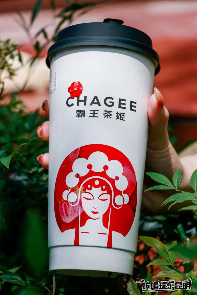 甜蜜预警！霸王茶姬把山茶花装进奶茶，一口坠入浪漫花海